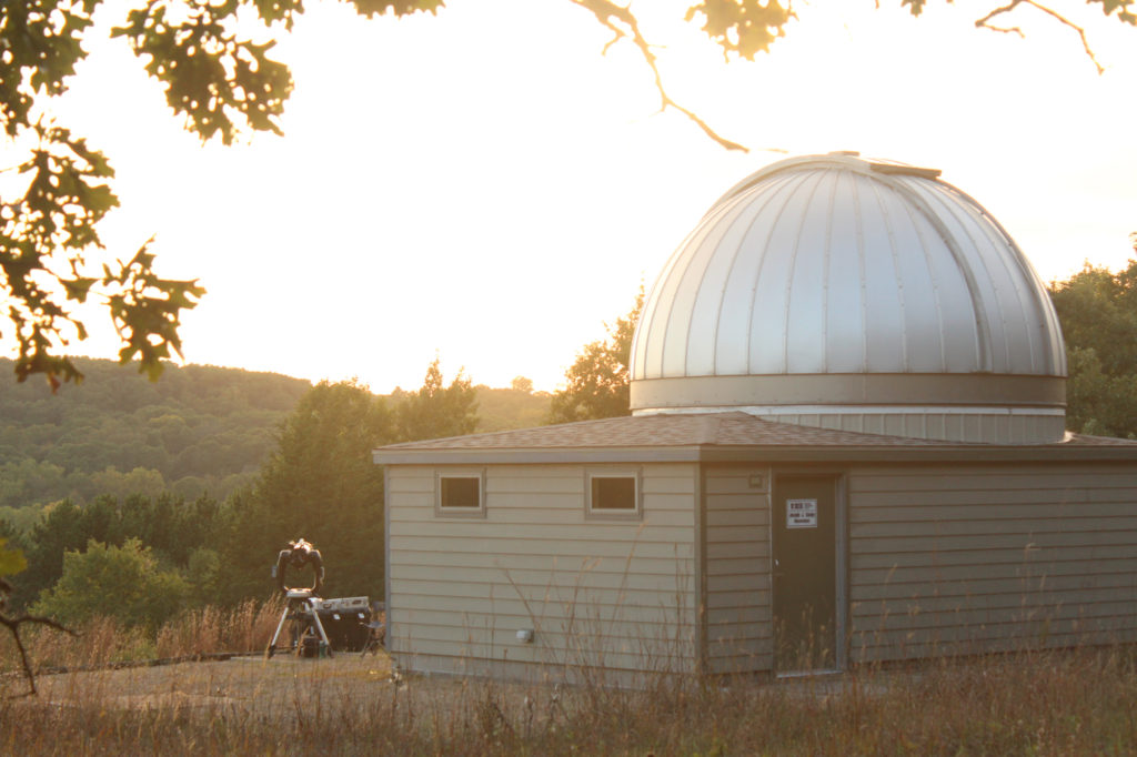 un pequeño observatorio en medio de un campo